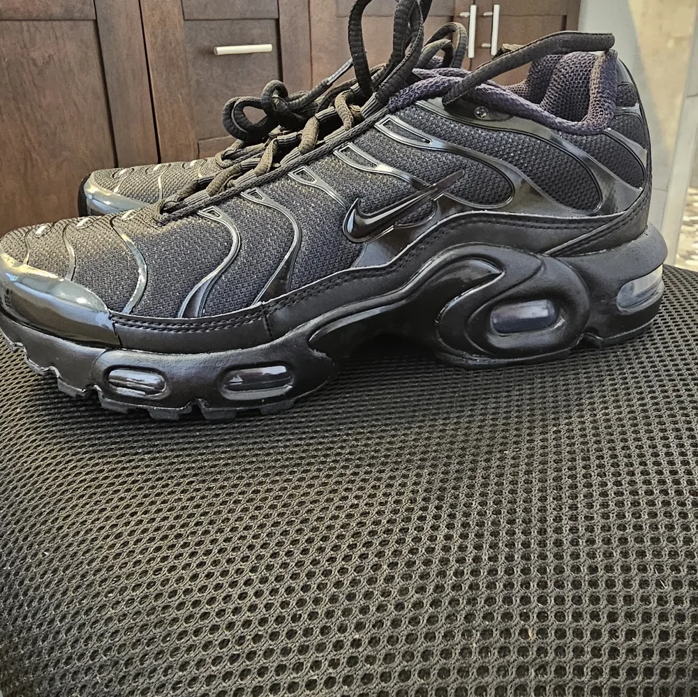 Boys Black Nike Airmax Plus - Picture 2 of 4